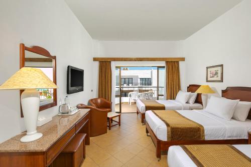 TV a/nebo společenská místnost v ubytování Marlin Inn Azur Resort