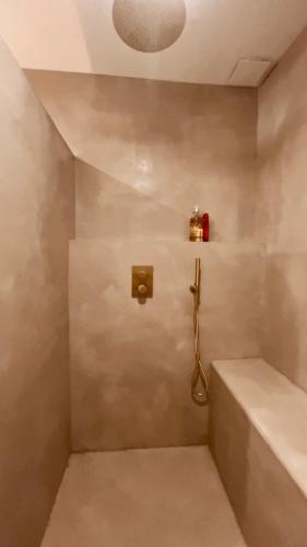 une salle de bain avec une douche avec un lavabo et des toilettes dans l'établissement Appartement lumineux Marseille centre, à Marseille