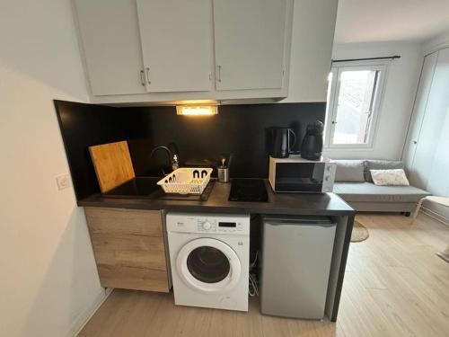 une cuisine avec un évier et une machine à laver dans l'établissement Tuscany - Charmant Studio, à Toulouse