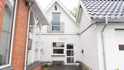 a white house with a courtyard in front of it at Hilmor's Lejligheder in Viborg