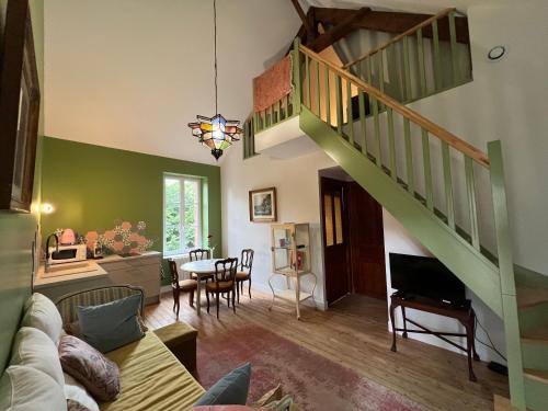 un salon avec un escalier et une salle à manger dans l'établissement Domaine de la Boissière - Normandie, à Le Manoir
