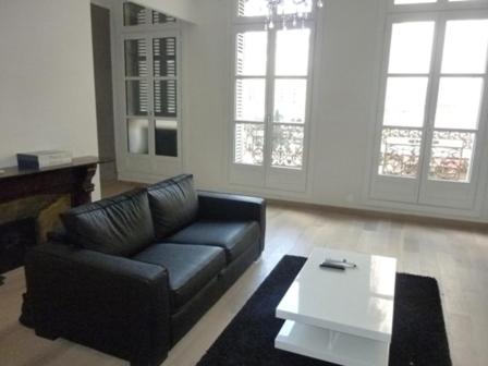 - un salon avec un canapé noir et une table basse dans l'établissement Appartement centre historique place Jean Jaurès climatisé 6 couchages avec parking, à Montpellier