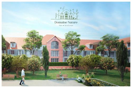 Une pièce d'un bâtiment avec des personnes marchant devant lui dans l'établissement Domaine Nature - Paris/Val d'Europe, à Bussy-Saint-Georges