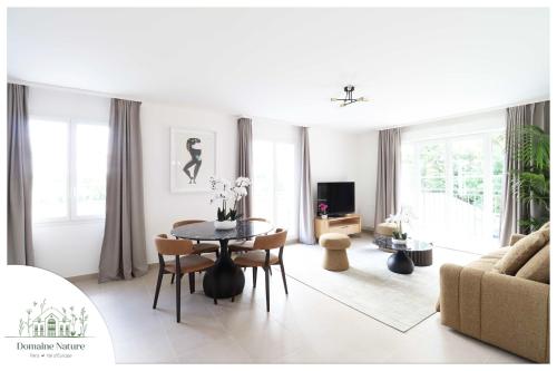 un salon blanc avec une table et des chaises dans l'établissement Domaine Nature - Paris/Val d'Europe, à Bussy-Saint-Georges