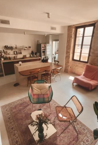 un salon avec une table et des chaises dans l'établissement Appartement lumineux Marseille centre, à Marseille