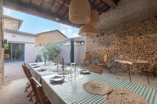 une salle à manger avec une longue table et des chaises dans l'établissement Cabana & Le Pressoir Doré, à Lacenas