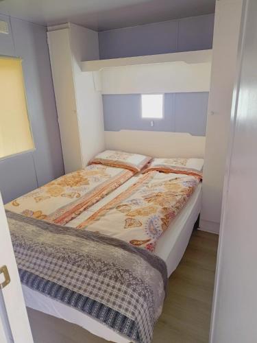 mała sypialnia z dwoma łóżkami w obiekcie Domki obok plaży w mieście Moryń