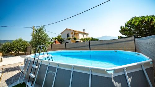 a hot tub in a yard with a fence at House Red Earth - Kastel Stafilic in Kaštela
