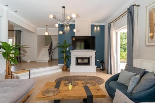 una sala de estar con un sofá y una mesa en Kate Kontini Luxury Villa, en Tsilivi