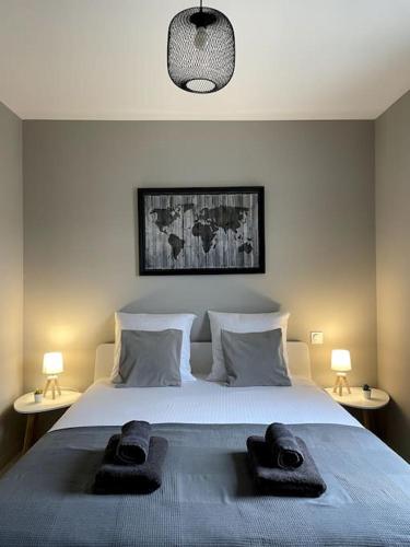 une chambre avec un lit avec deux serviettes dessus dans l'établissement Maison à la chaume proche plage sauvage 3chambres, à Les Sables-dʼOlonne