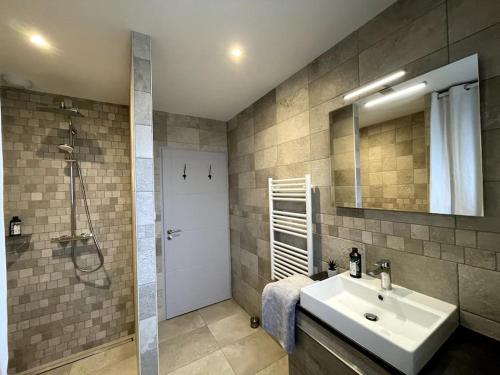 une salle de bain avec un lavabo, une douche et un miroir dans l'établissement Maison à la chaume proche plage sauvage 3chambres, à Les Sables-dʼOlonne