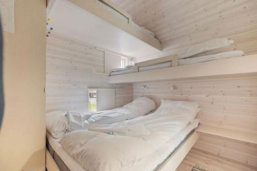 Katil atau katil-katil dalam bilik di Tiny Mountain Cabin II