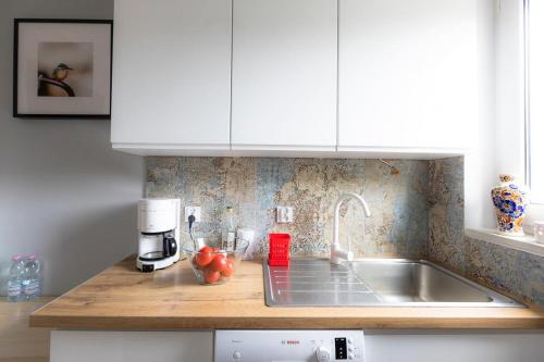 una cocina con fregadero y encimera con encimera en ROWY BIAŁA MEWA Dom Wakacyjny, en Rowy