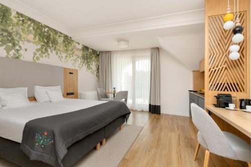 A bed or beds in a room at Chaber Apartamenty