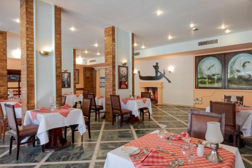 Restaurace v ubytování Marlin Inn Azur Resort
