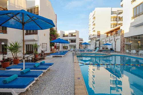 Bazén v ubytování Marlin Inn Azur Resort nebo v jeho okolí