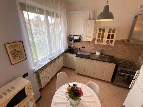 a kitchen with a table with flowers on it at L' altro nido in San Genesio ed Uniti