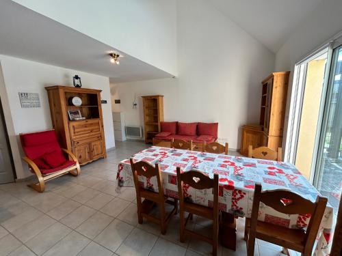 une salle à manger avec une table et des chaises dans une pièce dans l'établissement 1002 - Maison 5p à 1km de la Plage des Vallées, à Pléneuf-Val-André