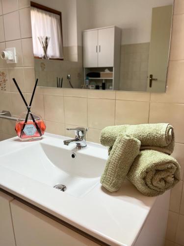 a bathroom with a sink with towels on it at La casa di Bianca - Casa Vacanze in Villa Opicina