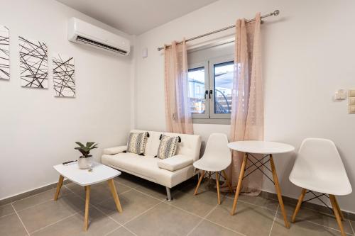 Гостиная зона в Filiatras Welcoming Hideaway - A Cozy Urban Escape