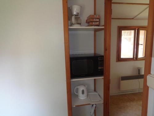 Una cocina o cocineta en Hotel U Lázní - chatky