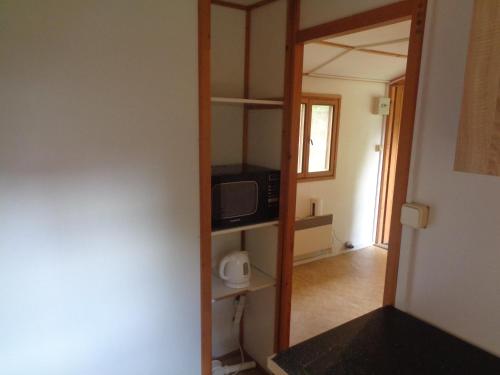 Una televisión o centro de entretenimiento en Hotel U Lázní - chatky