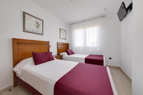 Postel nebo postele na pokoji v ubytování Daniya Denia Spa & Business 4*