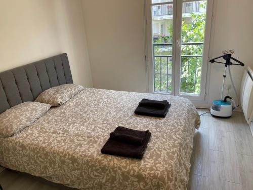 Ένα ή περισσότερα κρεβάτια σε δωμάτιο στο L'Olympe de Deuil 10 min de Paris 1 min de la gare