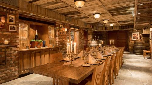 a long wooden table in a room with a bar at Rauland Høgfjellshotell in Rauland