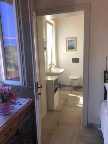 CastilentiにあるCasa Vestaのトイレと洗面台付きのバスルーム