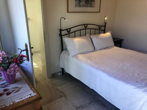 CastilentiにあるCasa Vestaのベッドルーム1室(ベッド1台、花瓶1本付)