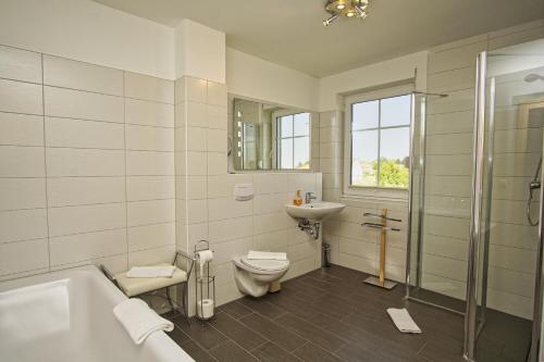 a bathroom with a toilet and a sink at Villa Vogelblick Haushälfte 2 in Vaschvitz