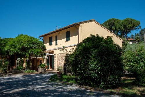 a house on a street with a tree at Podere la Botte in Lari
