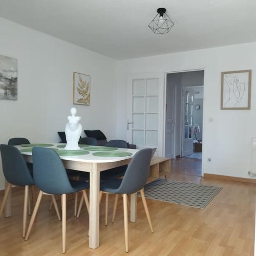 une salle à manger avec une table et des chaises dans l'établissement Au calme et proche de tout !, à Perpignan