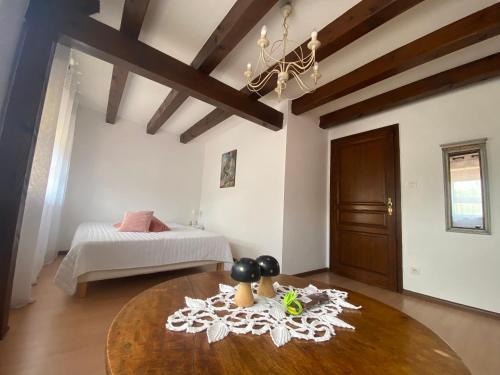 a living room with a bed and a table at Relais du Dompeter in Molsheim