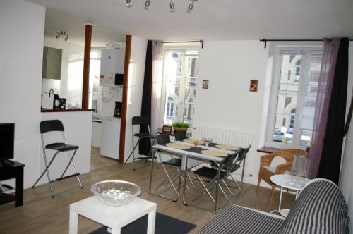 une cuisine et une salle à manger avec une table et des chaises dans l'établissement Appart Titanic Cherbourg Centre Port, à Cherbourg en Cotentin