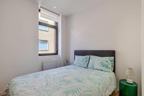 un lit dans une chambre avec une fenêtre et un lit sidx sidx sidx dans l'établissement AU GOÛT DU JOUR T2 Climatisé, à Toulouse