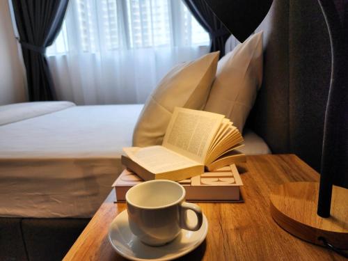 Кровать или кровати в номере Youth City Residence Fully Aircon Blissful Suite