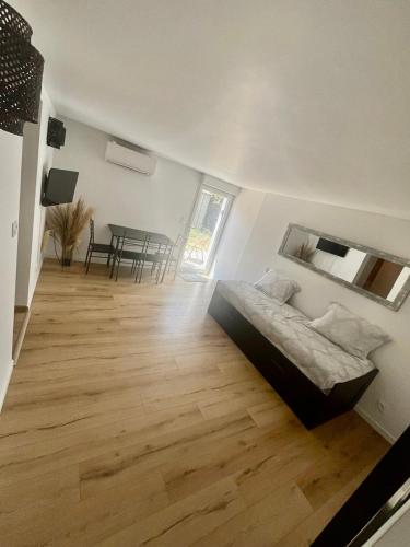 - un salon avec un lit et une table à manger dans l'établissement Charmant et Confortable appartement Narbonne, à Narbonne