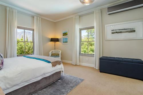 Ένα ή περισσότερα κρεβάτια σε δωμάτιο στο Luxury Five Bed House in the Heart of Franschhoek