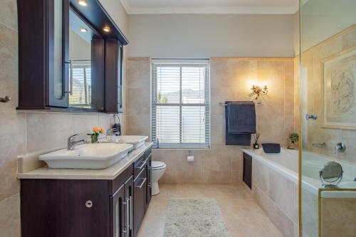 Ένα μπάνιο στο Luxury Five Bed House in the Heart of Franschhoek