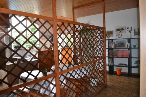 Elle offre une vue sur une chambre dotée d'un escalier en bois. dans l'établissement Les Fromentines, à Saint-Pol-de-Léon