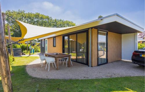 a small house with a table and chairs at Nice Home In Voorthuizen With Wifi in Voorthuizen