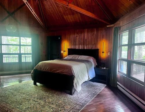 Una cama o camas en una habitación de Private Pool & Hot Tub at Chalet by Hidden Valley