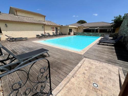 Bazén v ubytování Studio confortable avec piscine nebo v jeho okolí