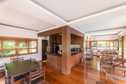 a kitchen and living room with a table and chairs at Guru Resort Chiang Mai in Ban Muang Ha