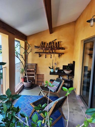 une chambre avec des chaises, une table et des plantes dans l'établissement Ô Rêves Ailleurs, à Saint-Cyr-sur-Mer