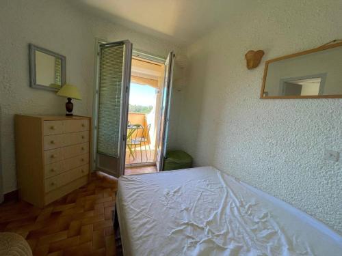 - une chambre avec un lit et une porte donnant sur un balcon dans l'établissement Appartement 2 pièces 4 couchages ARGELES SUR MER AR320-010, à Argelès-sur-Mer