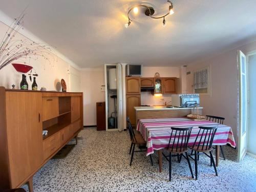 une cuisine et une salle à manger avec une table et des chaises dans l'établissement Appartement 2 pièces - 4 couchages - Argeles Sur Mer AR860-B27, à Argelès-sur-Mer