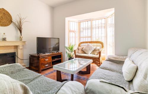 ein Wohnzimmer mit zwei Sofas und einem Fernseher in der Unterkunft Awesome Home In Chiclana De La Fronter in Chiclana de la Frontera